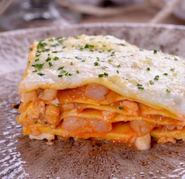 Lasaña de gratinada con crustáceos y espárragos verde